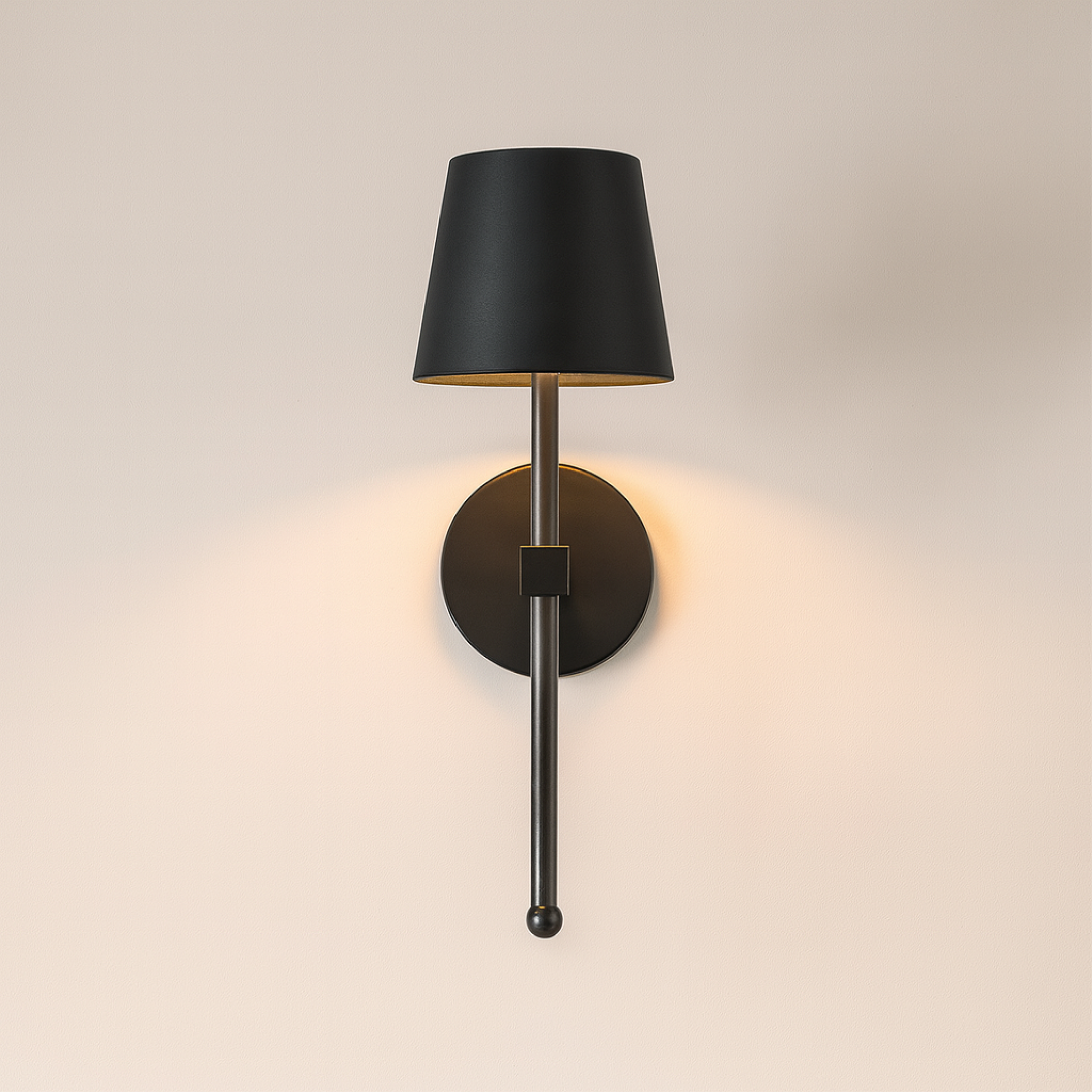 Luminária de parede | Elegante lâmpada sem fio com design contemporâneo e iluminação suave para ambientes sofisticados. Preto
