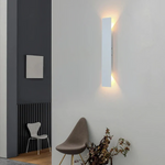 Luminária de parede LED à prova d'água com design contemporâneo e iluminação suave para ambientes externos sofisticados. Branco
