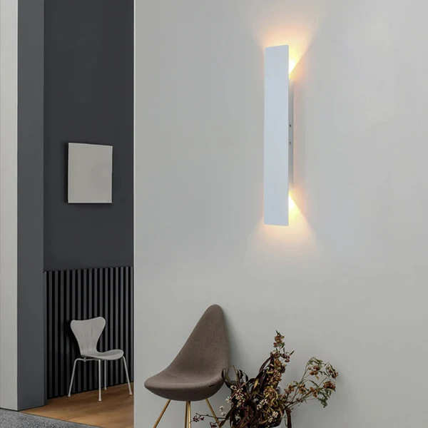 Luminária de parede LED à prova d'água com design contemporâneo e iluminação suave para ambientes externos sofisticados. Branco