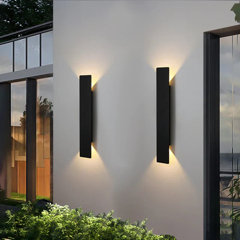 Luminária de parede LED à prova d'água com design contemporâneo e iluminação suave para ambientes externos sofisticados.
