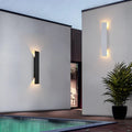 Luminária de parede LED à prova d'água com design contemporâneo e iluminação suave para ambientes externos sofisticados.