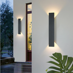 Luminária de parede LED à prova d'água com design contemporâneo e iluminação suave para ambientes externos sofisticados.