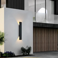 Luminária de parede LED à prova d'água com design contemporâneo e iluminação suave para ambientes externos sofisticados.