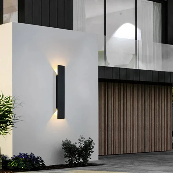 Luminária de parede LED à prova d'água com design contemporâneo e iluminação suave para ambientes externos sofisticados.
