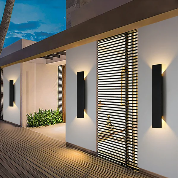 Luminária de parede LED à prova d'água com design contemporâneo e iluminação suave para ambientes externos sofisticados.