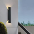 Luminária de parede LED à prova d'água com design contemporâneo e iluminação suave para ambientes externos sofisticados.