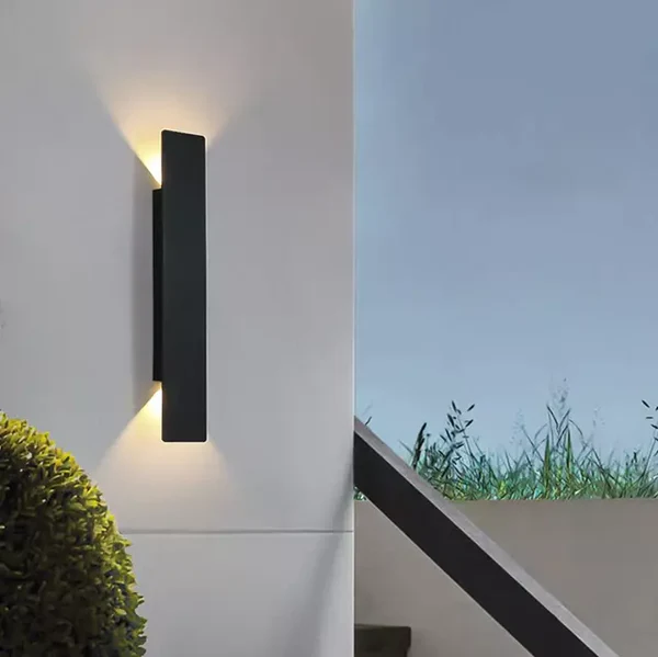 Luminária de parede LED à prova d'água com design contemporâneo e iluminação suave para ambientes externos sofisticados.
