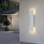 Luminária de parede LED à prova d'água com design contemporâneo e iluminação suave para ambientes externos sofisticados.