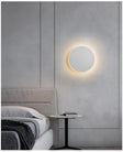 Luminária de parede LED circular com design minimalista e acabamento em aço escovado.