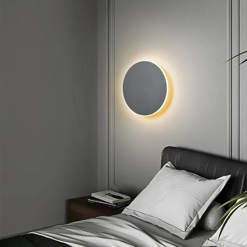 Luminária de parede LED circular com design minimalista e acabamento em aço escovado. 30cm cinza