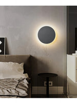 Luminária de parede LED circular com design minimalista e acabamento em aço escovado. 30cm preto