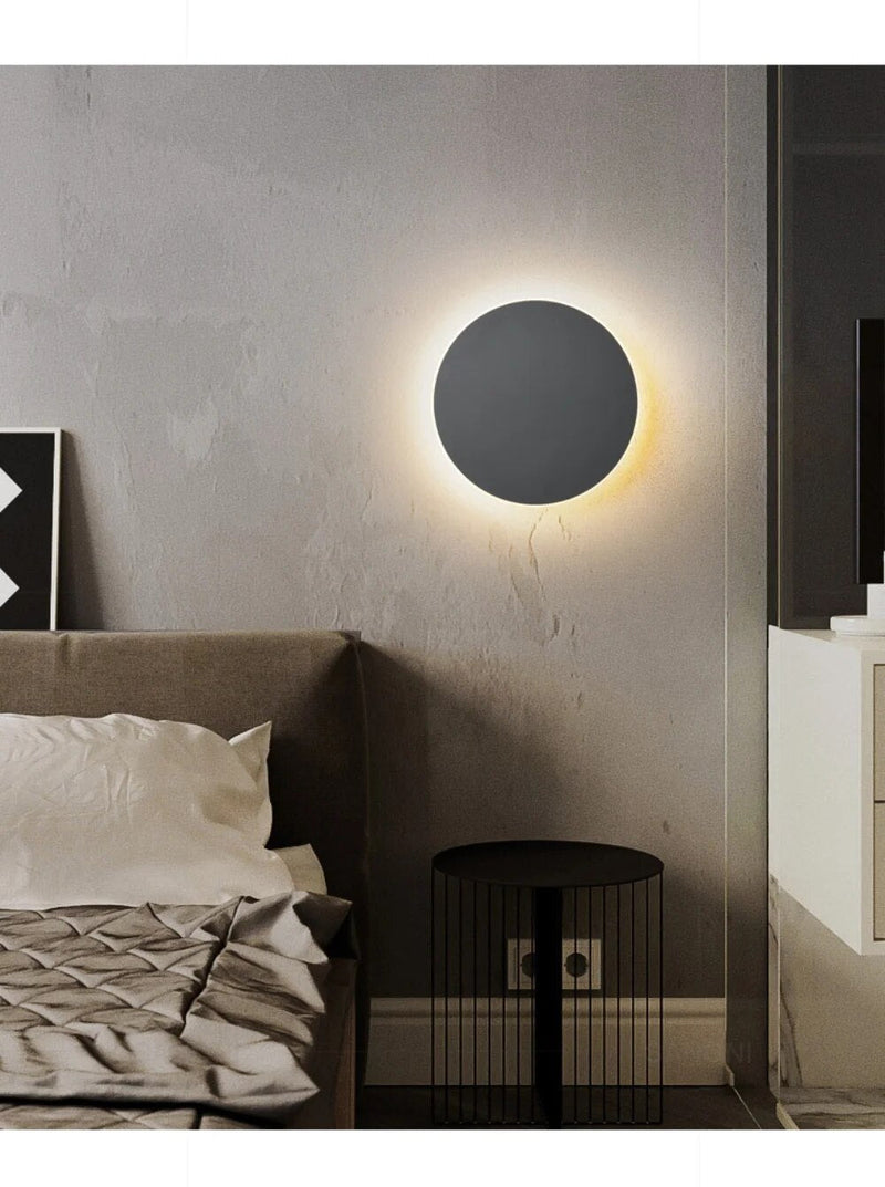 Luminária de parede LED circular com design minimalista e acabamento em aço escovado. 30cm preto