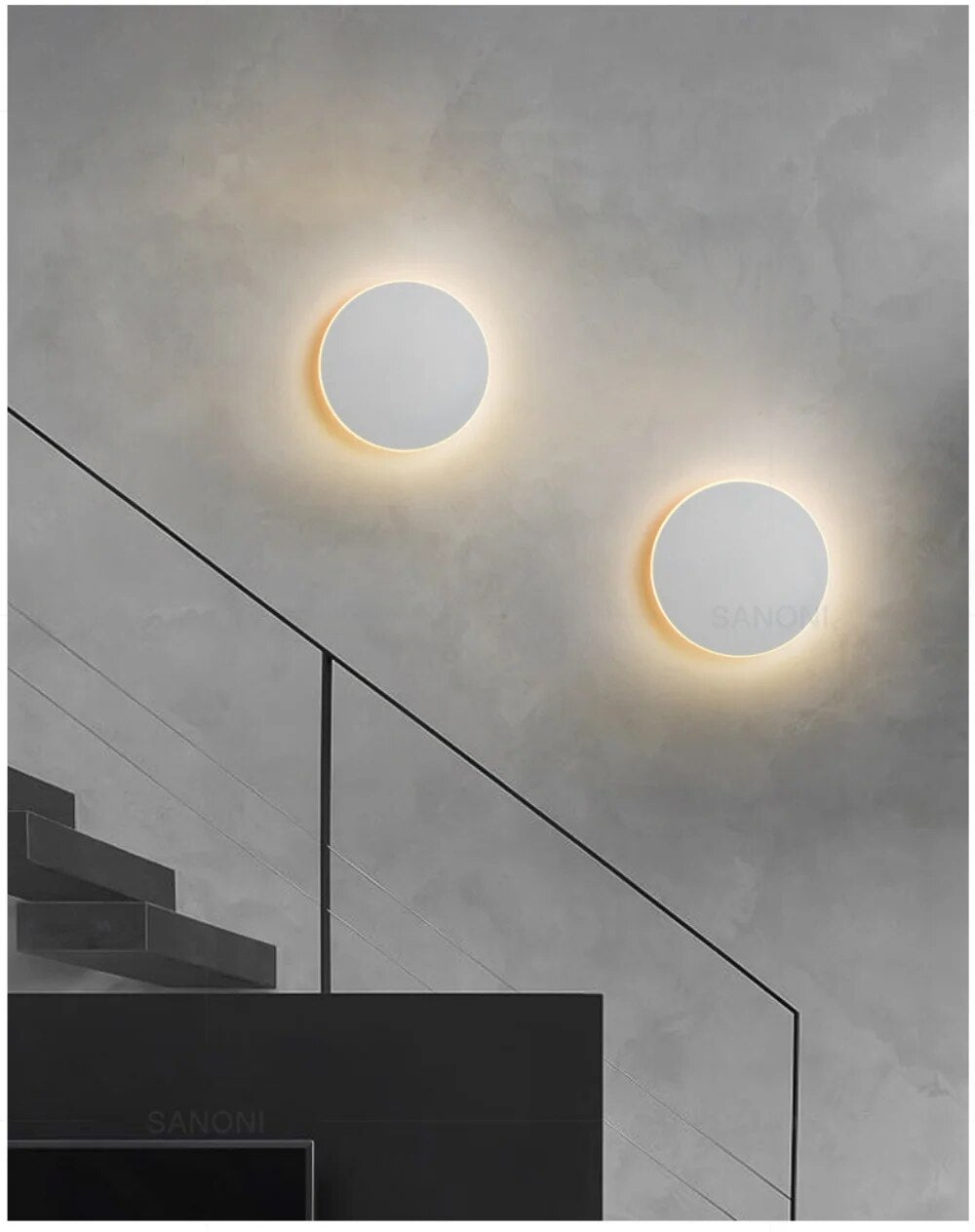 Luminária de parede LED circular com design minimalista e acabamento em aço escovado.