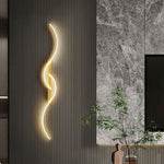 Luminária de parede LED contemporânea com design artístico envolvente e iluminação suave que transforma ambientes.