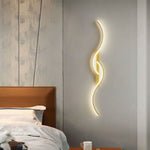 Luminária de parede LED contemporânea com design artístico envolvente e iluminação suave que transforma ambientes.
