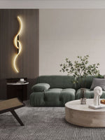 Luminária de parede LED contemporânea com design artístico envolvente e iluminação suave que transforma ambientes.