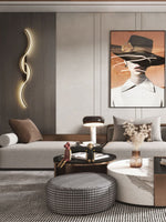 Luminária de parede LED contemporânea com design artístico envolvente e iluminação suave que transforma ambientes.