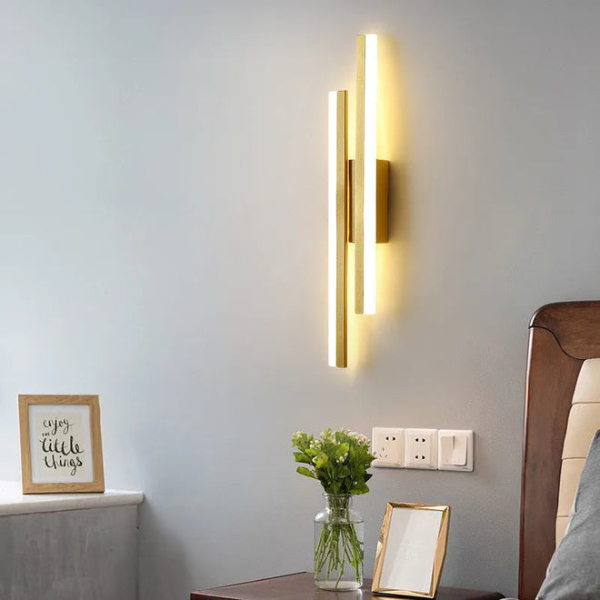 Luminária de parede LED em design minimalista com acabamento elegante para ambientes sofisticados. Dourado (direita)