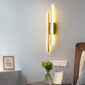 Luminária de parede LED em design minimalista com acabamento elegante para ambientes sofisticados. Dourado (direita)
