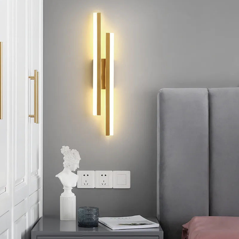 Luminária de parede LED em design minimalista com acabamento elegante para ambientes sofisticados. Dourado (esquerda)