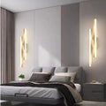 Luminária de parede LED em design minimalista com acabamento elegante para ambientes sofisticados.