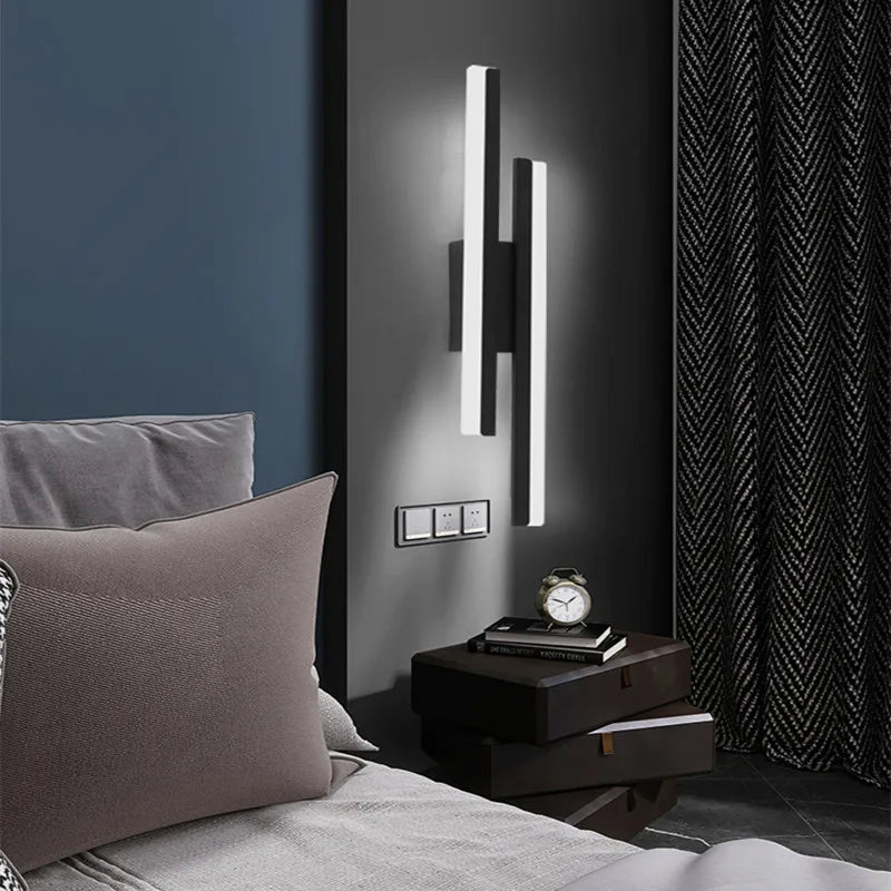 Luminária de parede LED em design minimalista com acabamento elegante para ambientes sofisticados.