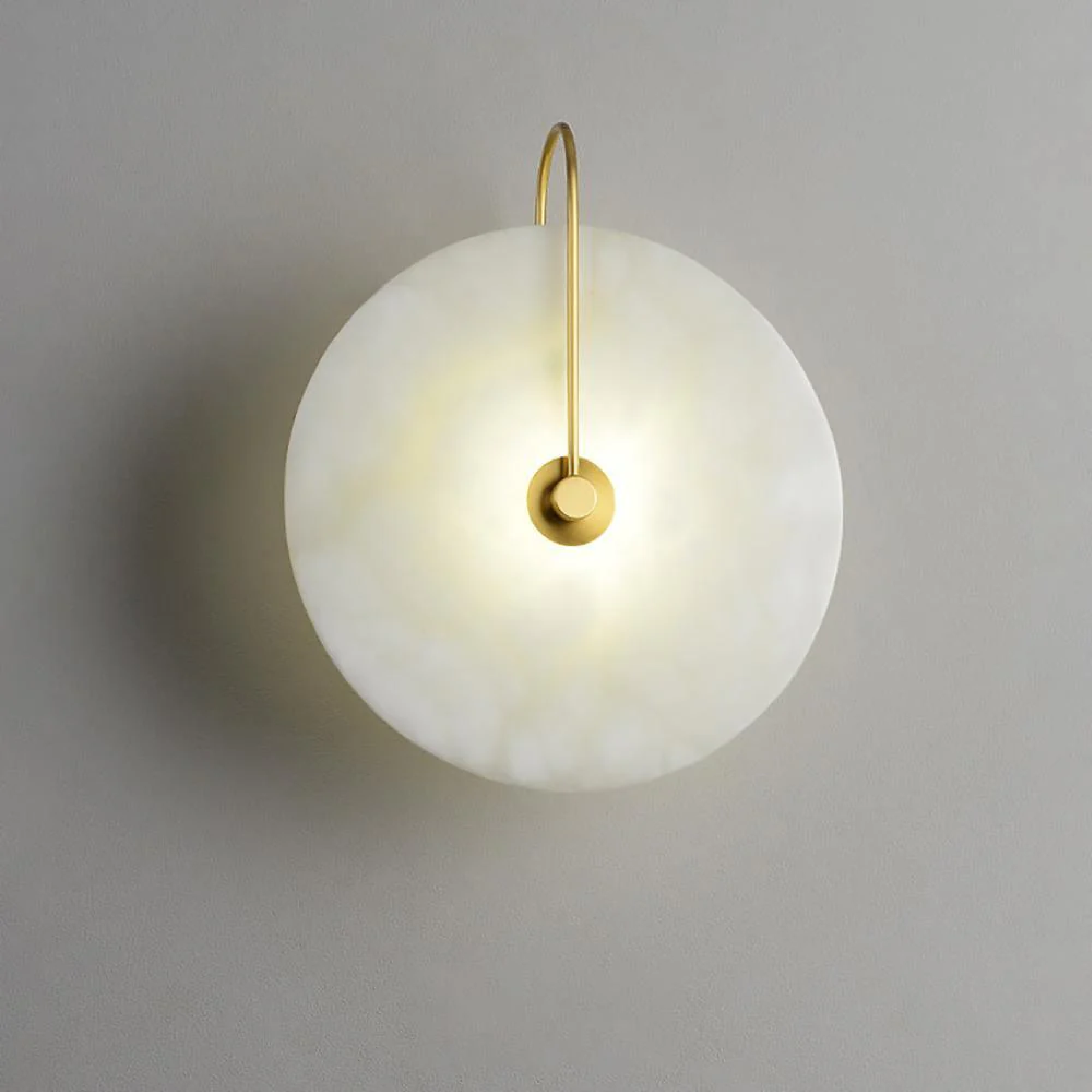 Luminária de parede LED em mármore alabastro com design contemporâneo e toque sofisticado para iluminar com elegância sua decoração moderna. Dourado