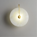 Luminária de parede LED em mármore alabastro com design contemporâneo e toque sofisticado para iluminar com elegância sua decoração moderna. Dourado