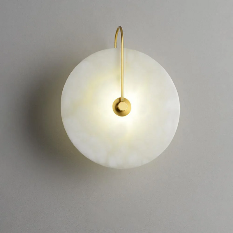 Luminária de parede LED em mármore alabastro com design contemporâneo e toque sofisticado para iluminar com elegância sua decoração moderna. Dourado