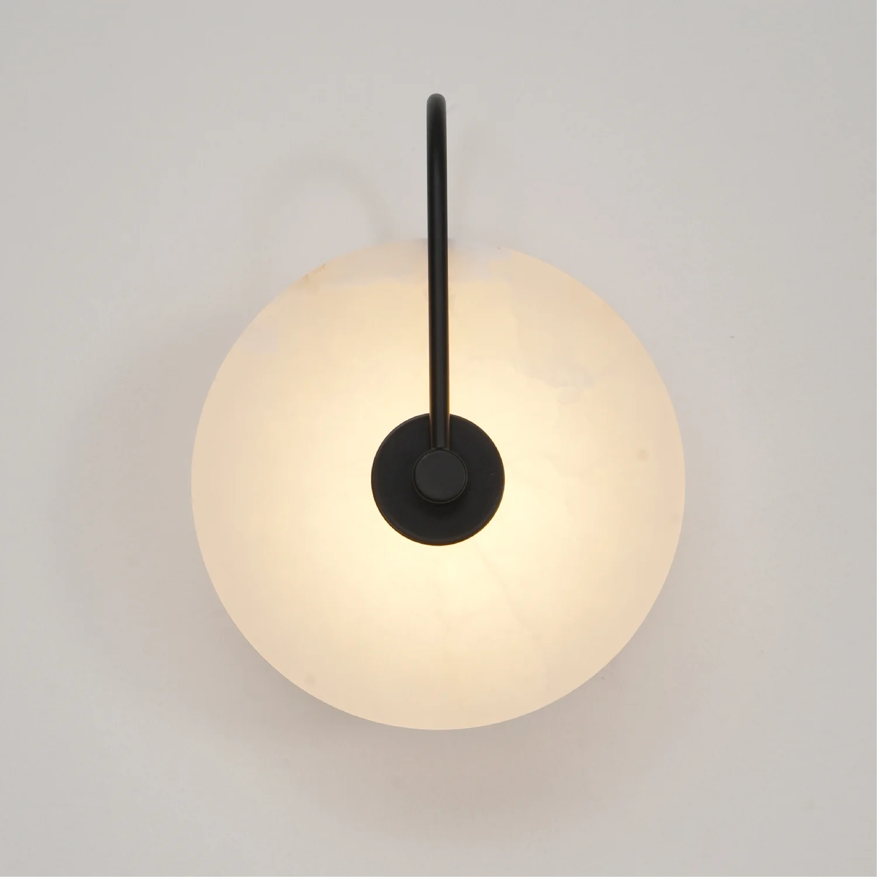 Luminária de parede LED em mármore alabastro com design contemporâneo e toque sofisticado para iluminar com elegância sua decoração moderna. Preto