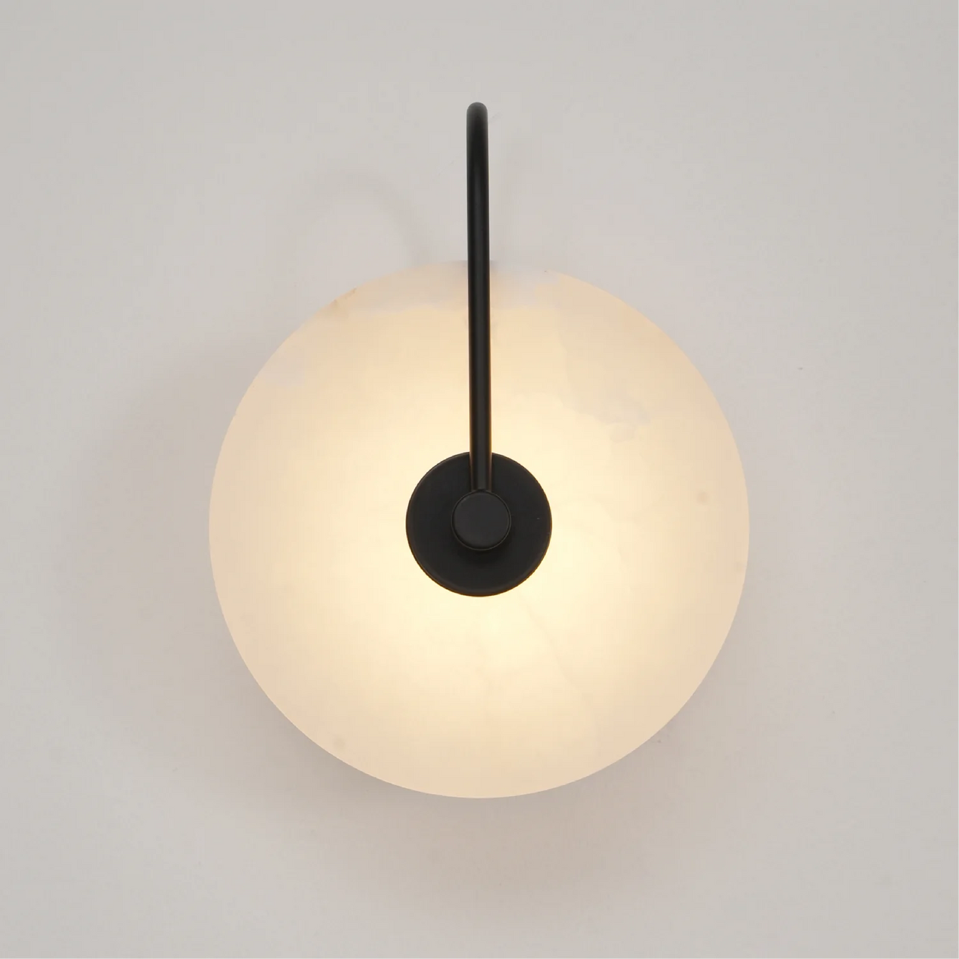 Luminária de parede LED em mármore alabastro com design contemporâneo e toque sofisticado para iluminar com elegância sua decoração moderna. Preto