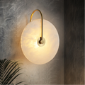 Luminária de parede LED em mármore alabastro com design contemporâneo e toque sofisticado para iluminar com elegância sua decoração moderna.