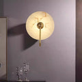 Luminária de parede LED em mármore alabastro com design contemporâneo e toque sofisticado para iluminar com elegância sua decoração moderna.