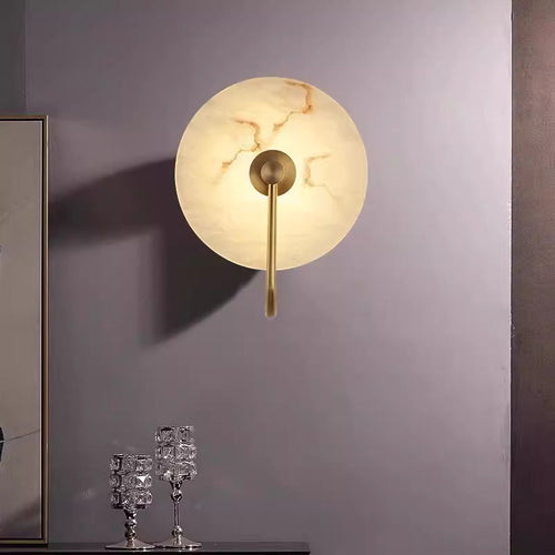 Luminária de parede LED em mármore alabastro com design contemporâneo e toque sofisticado para iluminar com elegância sua decoração moderna.