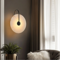 Luminária de parede LED em mármore alabastro com design contemporâneo e toque sofisticado para iluminar com elegância sua decoração moderna.