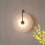 Luminária de parede LED em mármore alabastro com design contemporâneo e toque sofisticado para iluminar com elegância sua decoração moderna.