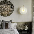 Luminária de parede LED em mármore alabastro com design contemporâneo e toque sofisticado para iluminar com elegância sua decoração moderna.