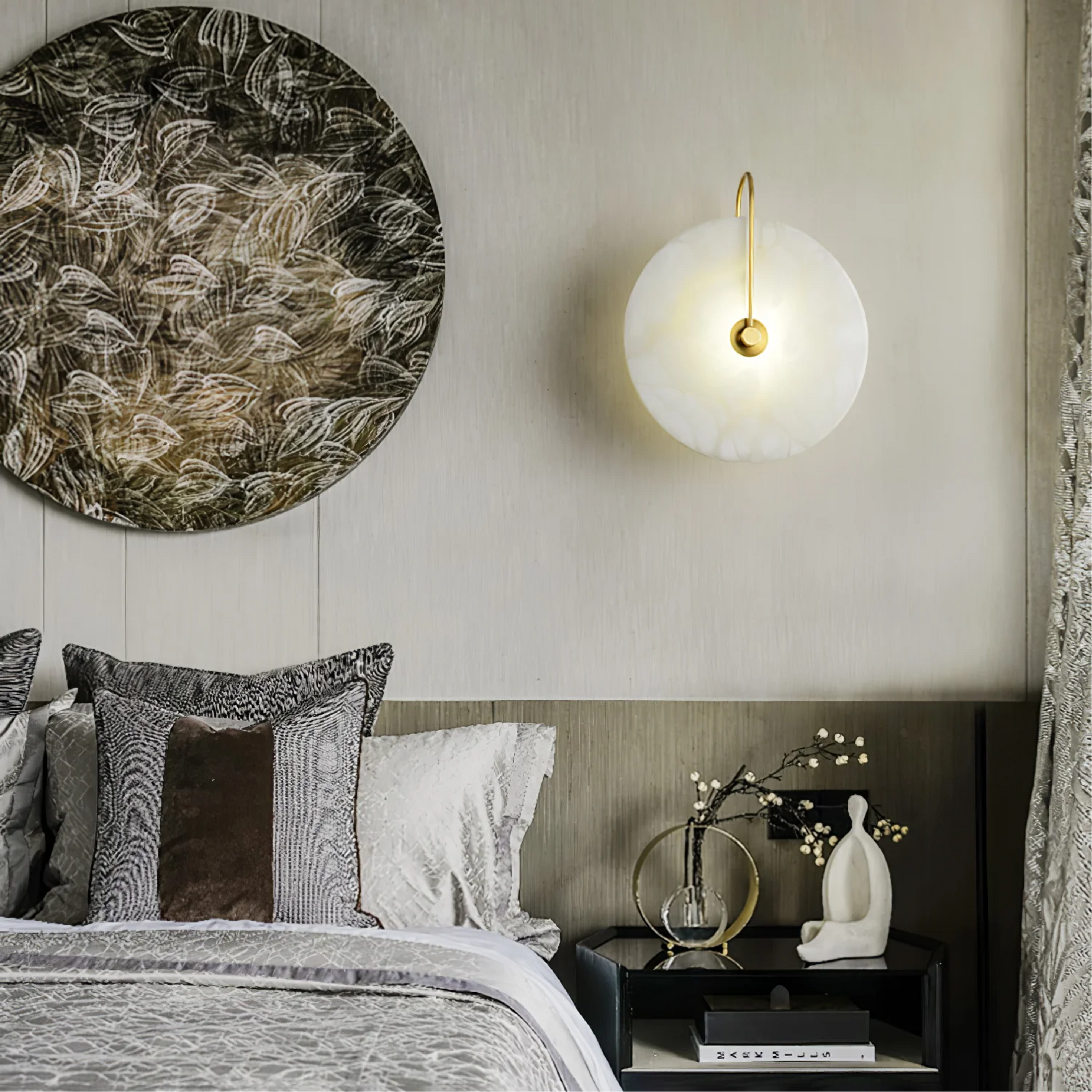 Luminária de parede LED em mármore alabastro com design contemporâneo e toque sofisticado para iluminar com elegância sua decoração moderna.