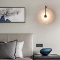 Luminária de parede LED em mármore alabastro com design contemporâneo e toque sofisticado para iluminar com elegância sua decoração moderna.