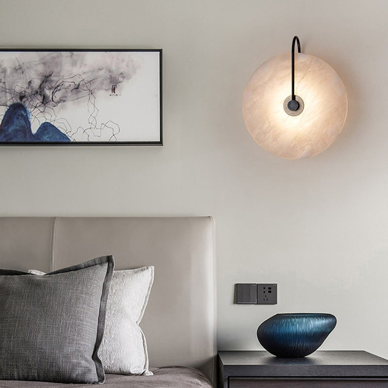 Luminária de parede LED em mármore alabastro com design contemporâneo e toque sofisticado para iluminar com elegância sua decoração moderna.
