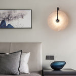 Luminária de parede LED em mármore alabastro com design contemporâneo e toque sofisticado para iluminar com elegância sua decoração moderna.