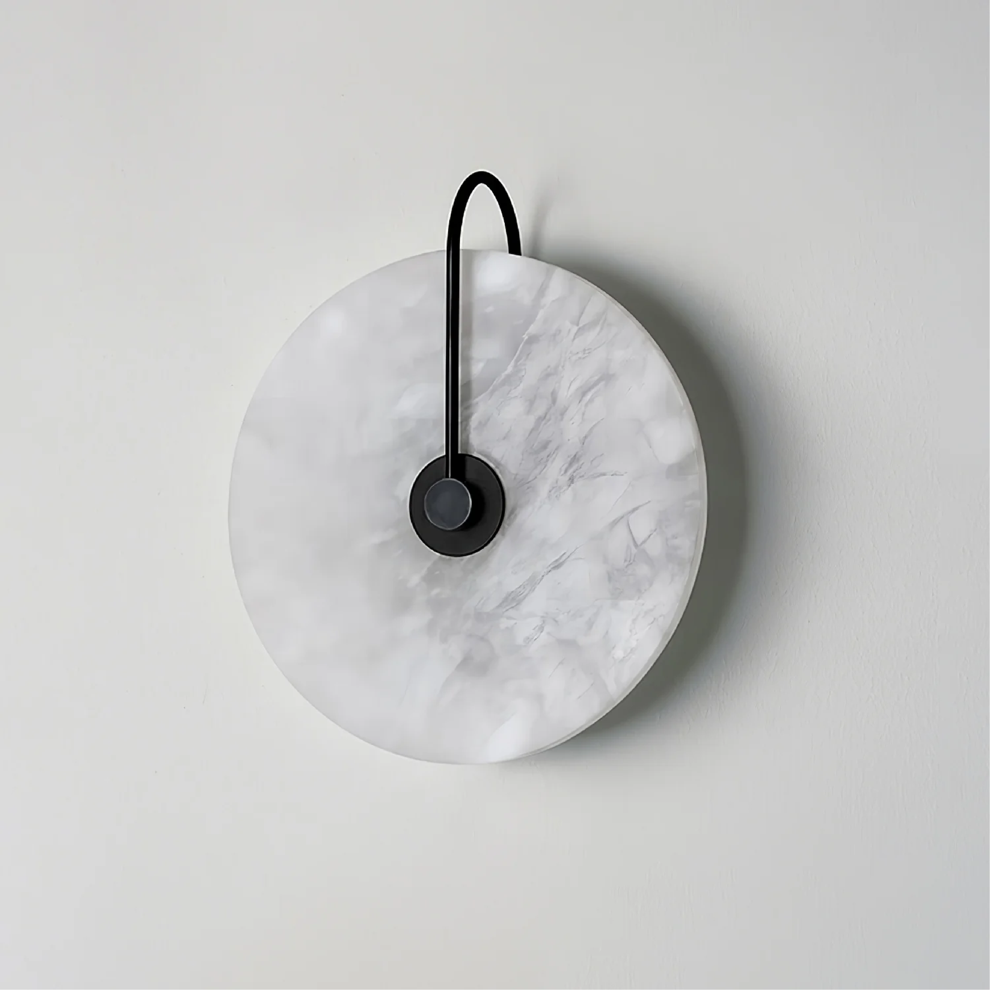 Luminária de parede LED em mármore alabastro com design contemporâneo e toque sofisticado para iluminar com elegância sua decoração moderna.
