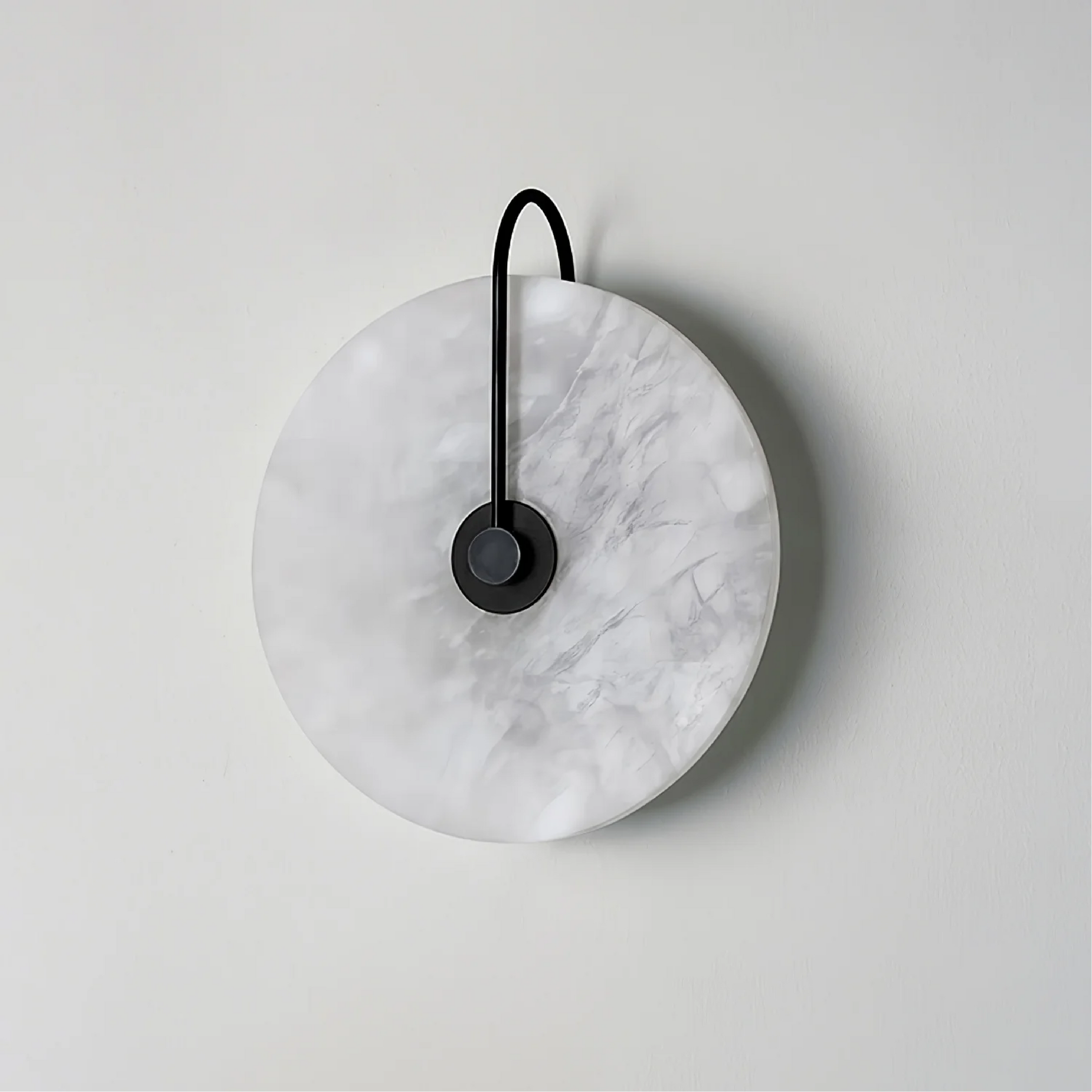 Luminária de parede LED em mármore alabastro com design contemporâneo e toque sofisticado para iluminar com elegância sua decoração moderna.