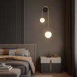 Luminária de parede arqueada em metal polido, ideal para iluminar com sofisticação e estilo ambientes contemporâneos.