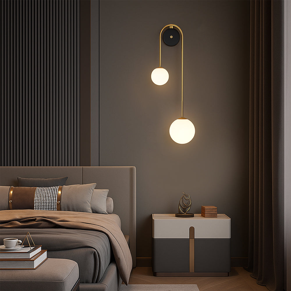 Luminária de parede arqueada em metal polido, ideal para iluminar com sofisticação e estilo ambientes contemporâneos. Direito