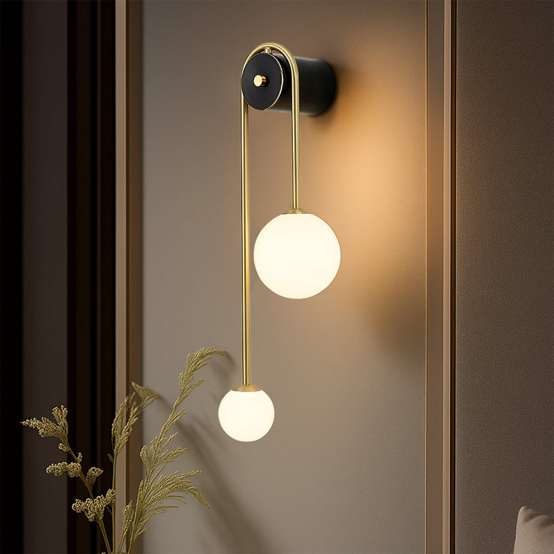 Luminária de parede arqueada em metal polido, ideal para iluminar com sofisticação e estilo ambientes contemporâneos. Esquerdo
