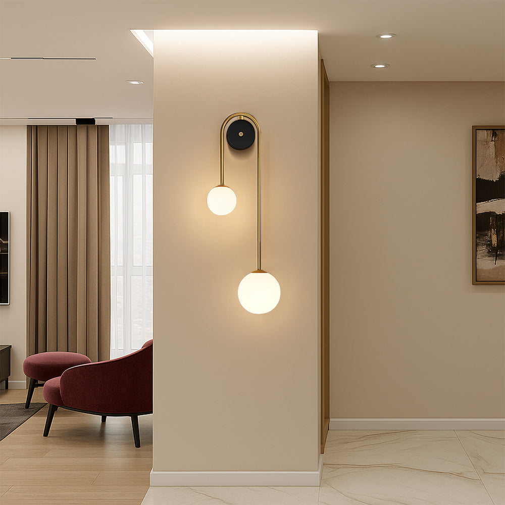 Luminária de parede arqueada em metal polido, ideal para iluminar com sofisticação e estilo ambientes contemporâneos.