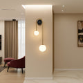 Luminária de parede arqueada em metal polido, ideal para iluminar com sofisticação e estilo ambientes contemporâneos.