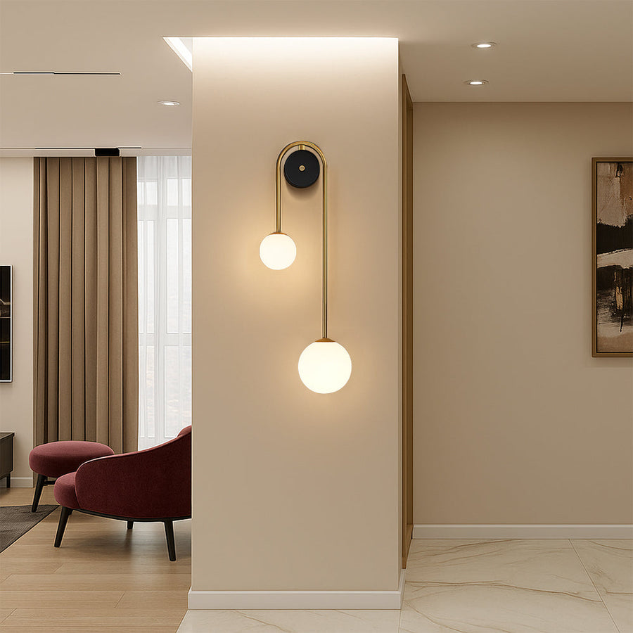 Luminária de parede arqueada em metal polido, ideal para iluminar com sofisticação e estilo ambientes contemporâneos.