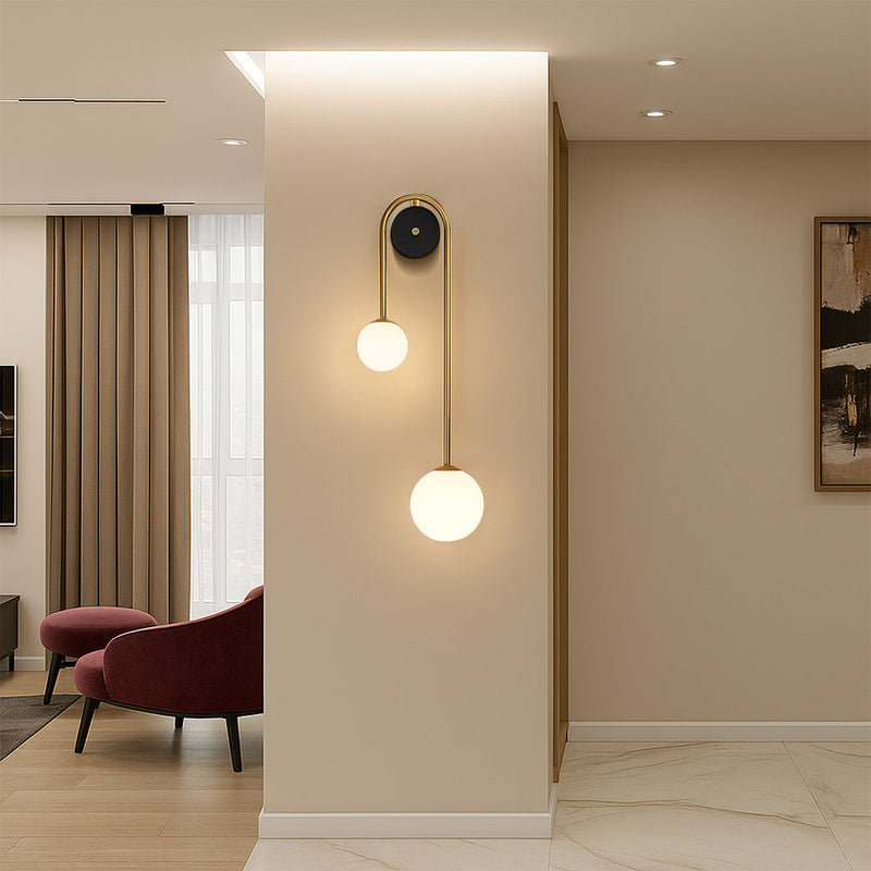 Luminária de parede arqueada em metal polido, ideal para iluminar com sofisticação e estilo ambientes contemporâneos.